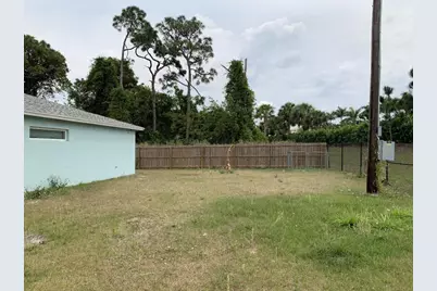 872 SE Chaloupe Avenue, Port Saint Lucie, FL 34983 - Photo 2