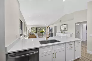 516 Club Dr, Palm Beach Gardens, FL 33418 - Photo 4