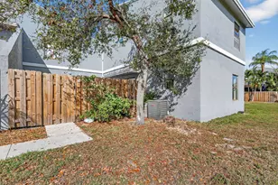 24 Crossings Cir, Boynton Beach, FL 33435 - Photo 2