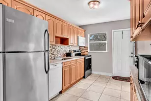 490 NE 51st St, Oakland Park, FL 33334 - Photo 16