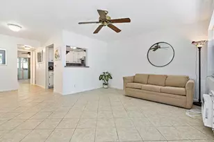 98 Cambridge E, West Palm Beach, FL 33417 - Photo 2