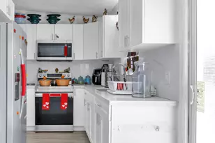 300 Elaine Cir E, West Palm Beach, FL 33409 - Photo 6