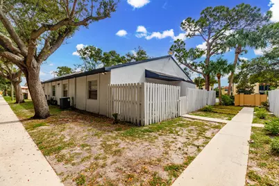2007 Oleander Boulevard #Apt D, Fort Pierce, FL 34950 - Photo 2