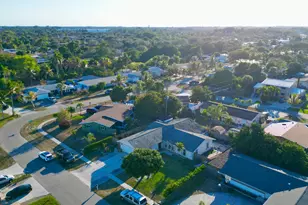 1107 Woodcrest Rd W, West Palm Beach, FL 33417 - Photo 10