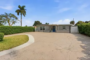 924 Sarazen Dr, West Palm Beach, FL 33413 - Photo 2