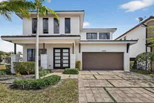 15505 NW 89th Ct, Hialeah, FL 33018 - Photo 2