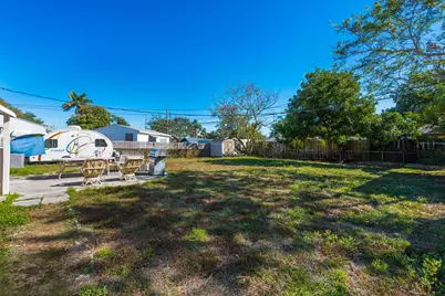 3914 Serubi Avenue, Palm Springs, FL 33461 - Photo 18