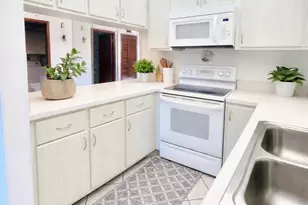 604 SE Castle Ct, Port Saint Lucie, FL 34952 - Photo 8