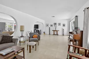 882 Azalea Ct, Plantation, FL 33317 - Photo 8