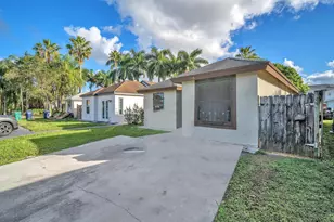 719 SW 10th St, Florida City, FL 33034 - Photo 2