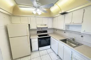 379 Saxony H, Delray Beach, FL 33446 - Photo 4