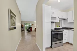 203 Oxford 100, West Palm Beach, FL 33417 - Photo 4