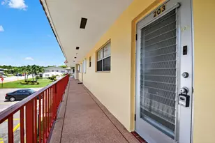 203 Oxford 100, West Palm Beach, FL 33417 - Photo 2