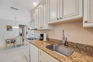 7206 W Oakridge Cir, Lake Worth, FL 33462 - Photo 10