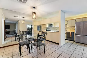 402 SE Castle Ct, Port Saint Lucie, FL 34952 - Photo 8