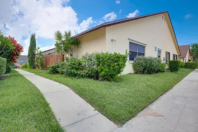 484 Springdale Circle #48d, Palm Springs, FL 33461 - Photo 2