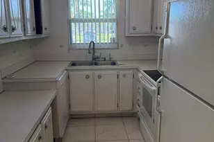 211 Country Ln E, Boynton Beach, FL 33435 - Photo 4