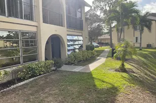 334 Pine Ridge Cir, Greenacres, FL 33463 - Photo 4