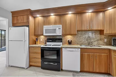 5851 Camino Del Sol #Apt 402, Boca Raton, FL 33433 - Photo 12