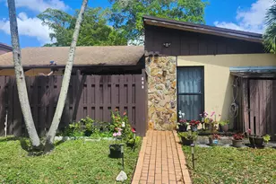 532 Briarwood Cir, Hollywood, FL 33024 - Photo 1