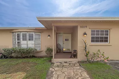 1009 NE 18th Street, Belle Glade, FL 33430 - Photo 1