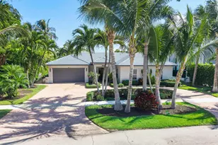 725 NE 36th St, Boca Raton, FL 33431 - Photo 1