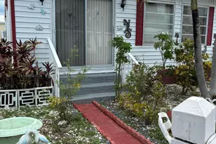 8708 SW 16th St, Davie, FL 33324 - Photo 1