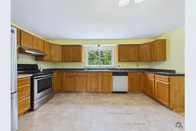 207 Pleasant Street, Mechanic Falls, ME 04256 - Photo 10