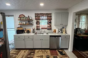 25 1/2 Elm St, East Millinocket, ME 04430 - Photo 4