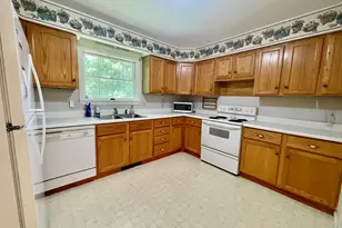 18 Elm St, Dexter, ME 04930 - Photo 10