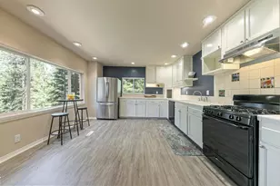 10880 Laurelwood Dr, Truckee, CA 96161 - Photo 4