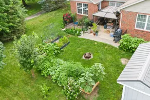 2490 Meadowpoint Dr, Troy, OH 45373 - Photo 8