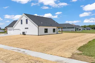 2691 Pleasant View Dr, Troy, OH 45373 - Photo 4
