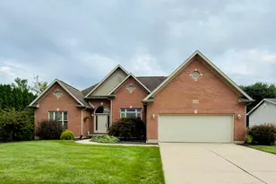 2550 Meadowpoint Dr, Troy, OH 45373 - Photo 2