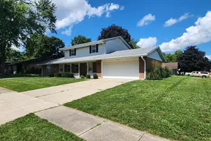 825 Comanche Ln, Tipp City, OH 45371 - Photo 2