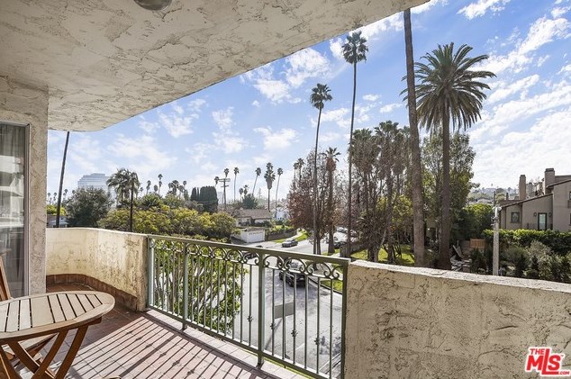 836 Bundy Dr, Los Angeles CA  90049-5259 exterior