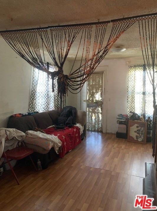 1022 67th St, Los Angeles, CA 90044-5232