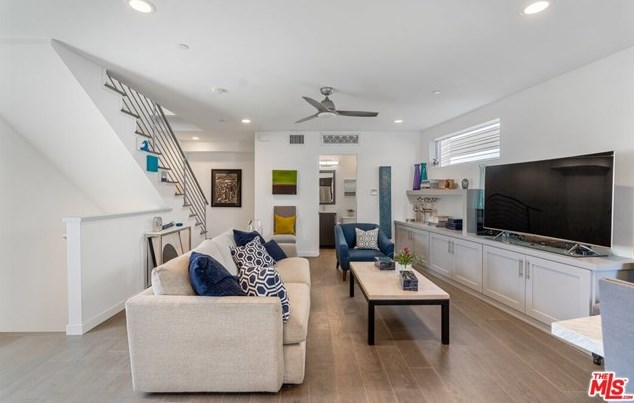 1924 Carmen Ave, Los Angeles CA  90068-4013 exterior
