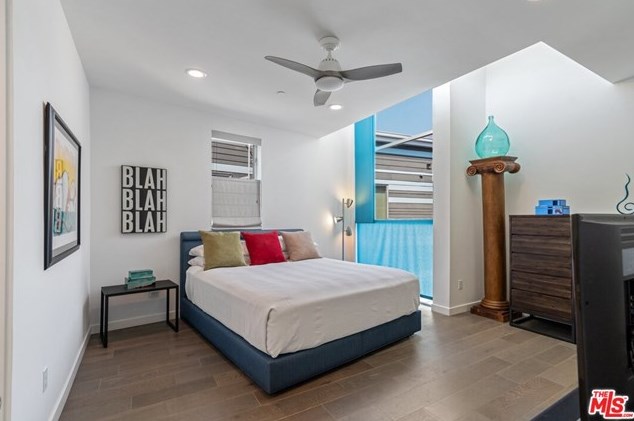 1924 Carmen Ave, Los Angeles CA  90068-4013 exterior