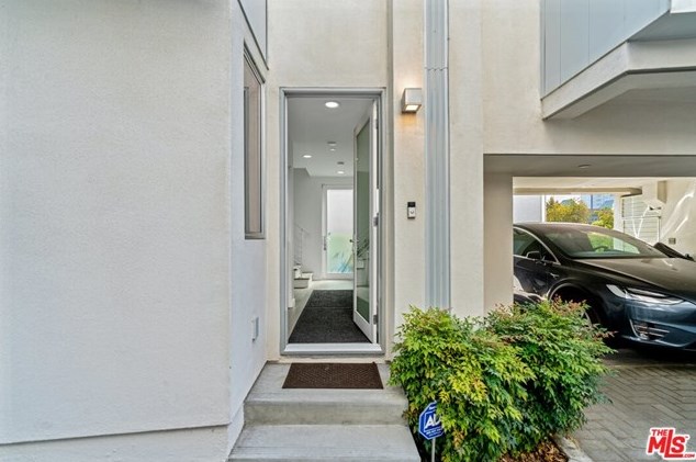 1924 Carmen Ave, Los Angeles CA  90068-4013 exterior