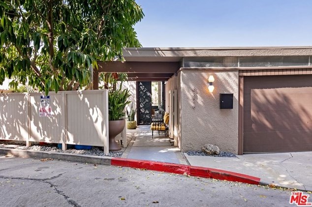 6826 Iris Cir, Los Angeles, CA 90068-2716