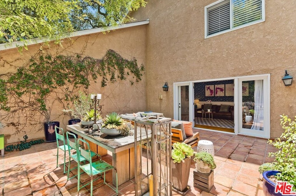 2435 Horse Shoe Canyon Rd, Los Angeles CA  90046-1541 exterior