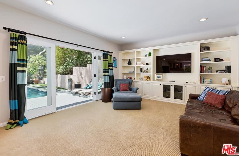 2435 Horse Shoe Canyon Rd, Los Angeles CA  90046-1541 exterior