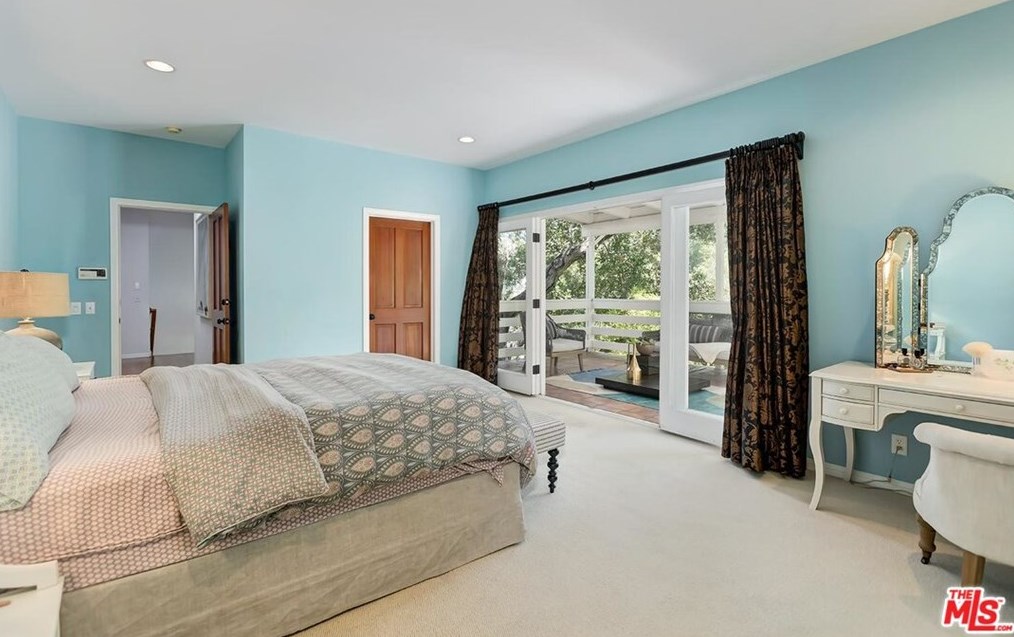 2435 Horse Shoe Canyon Rd, Los Angeles CA  90046-1541 exterior