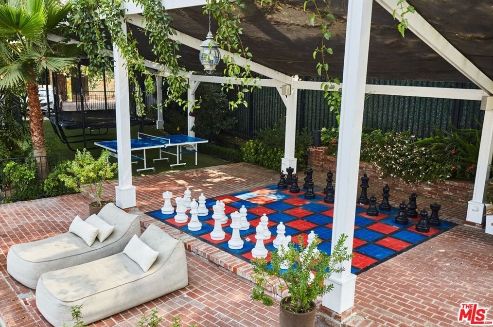 8115 Mulholland Ter, Los Angeles CA  90046-1138 exterior