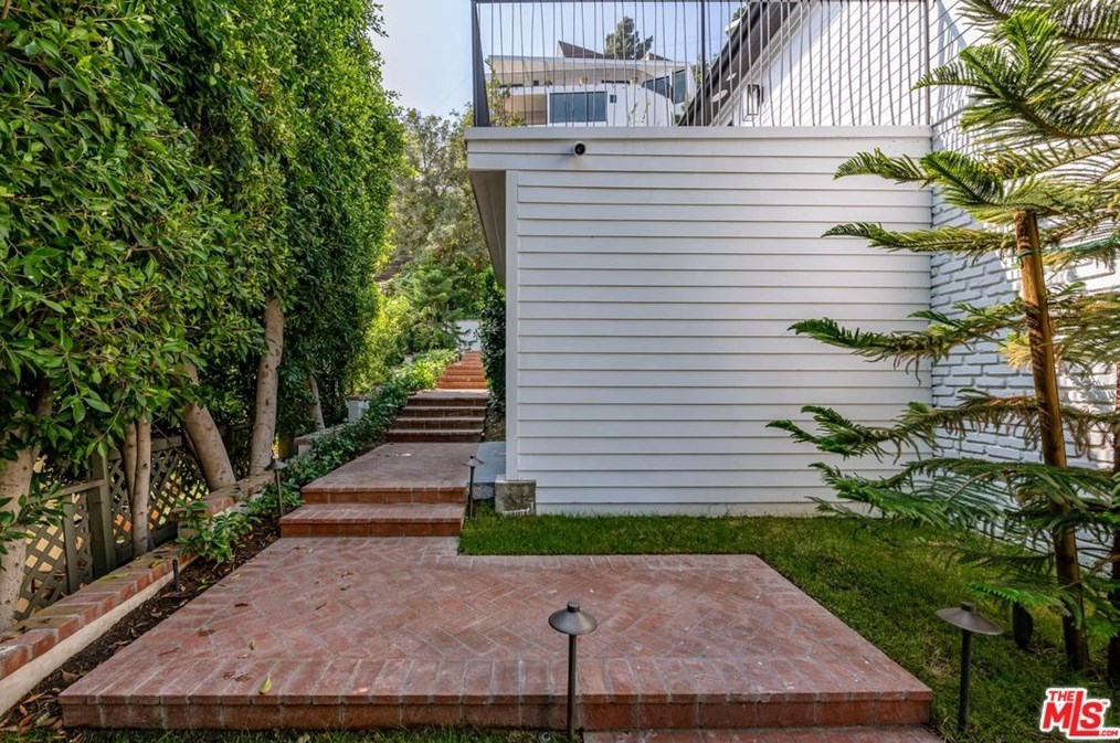 1625 Queens Rd, Los Angeles CA  90069-1430 exterior