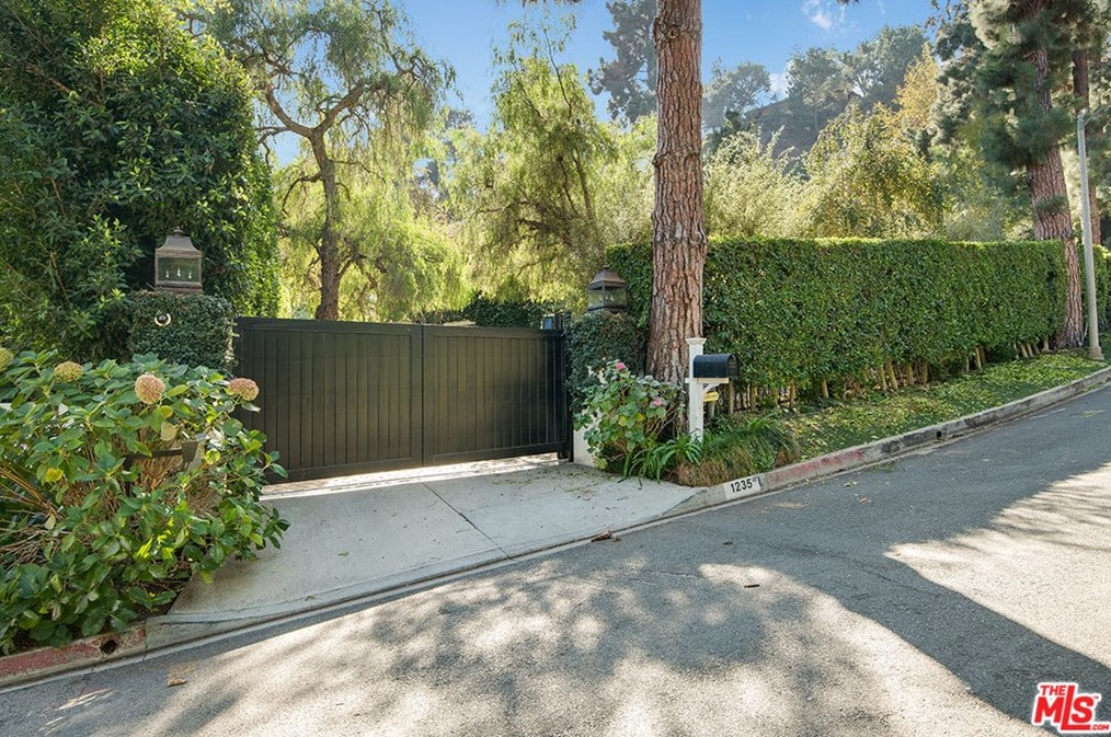 1235 Lago Vista Dr, Beverly Hills, CA 90210