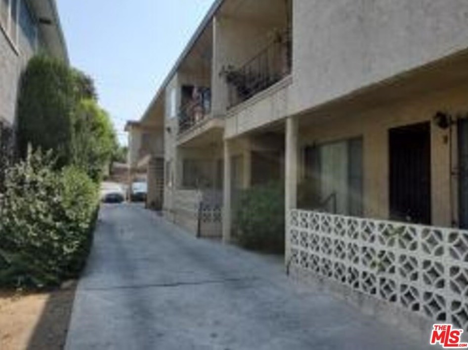 2338 20th St, Los Angeles, CA 90018-1418