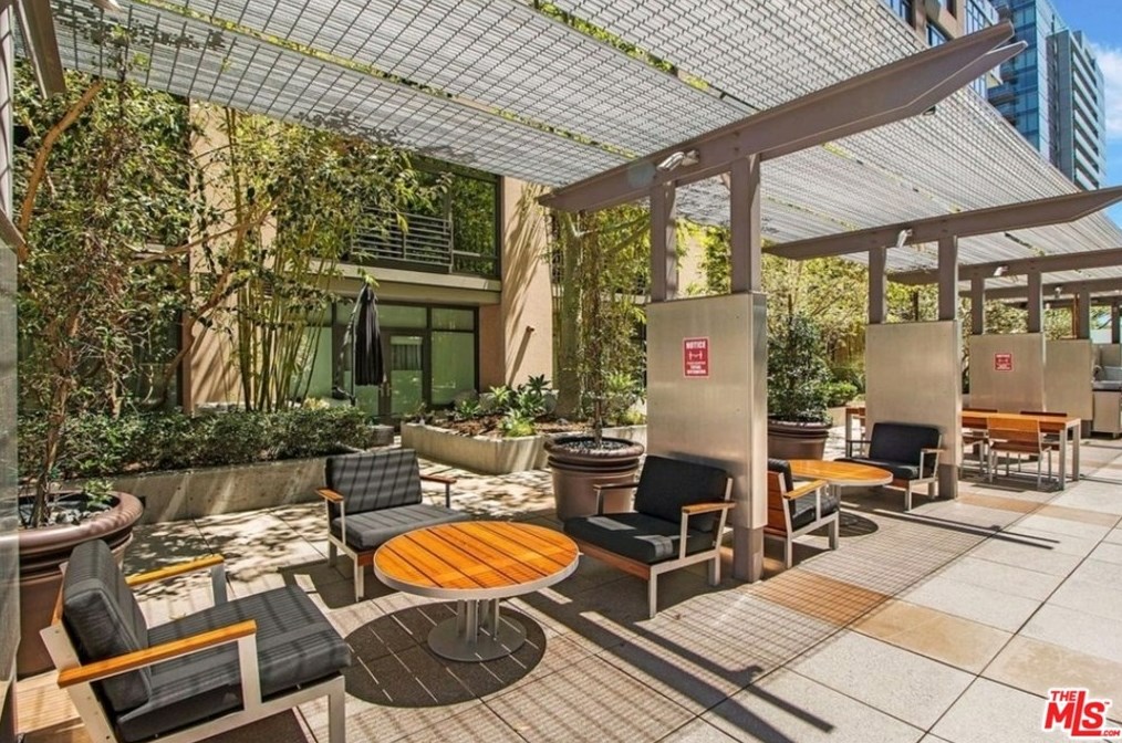 1111 Grand Ave, Los Angeles CA  90015-2164 exterior