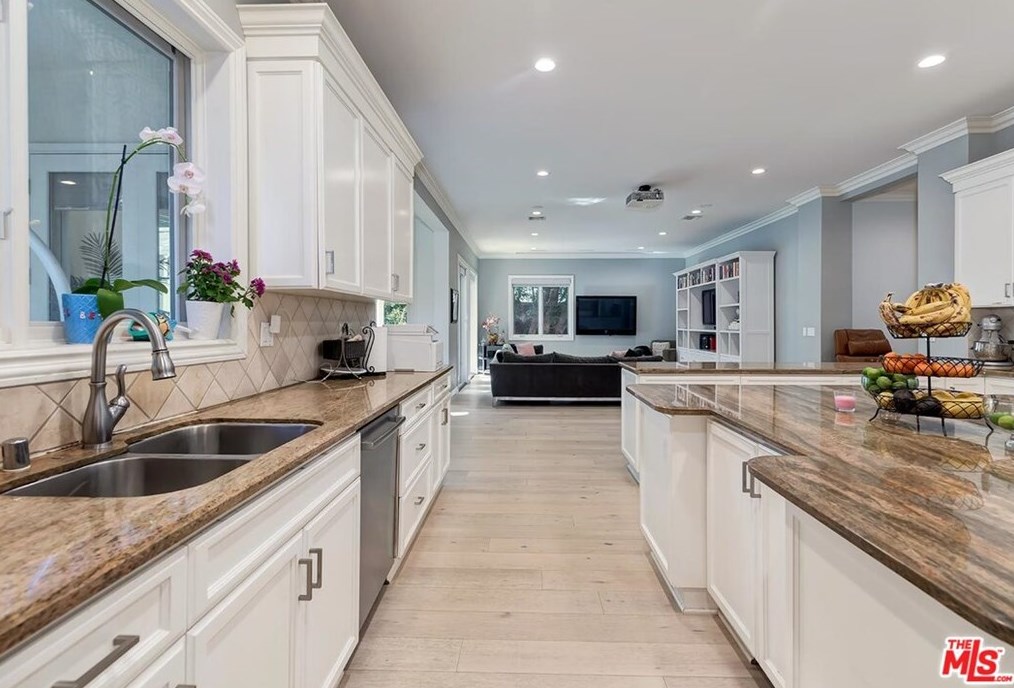 9320 Oakmore Rd, Los Angeles CA 90035-4024 exterior